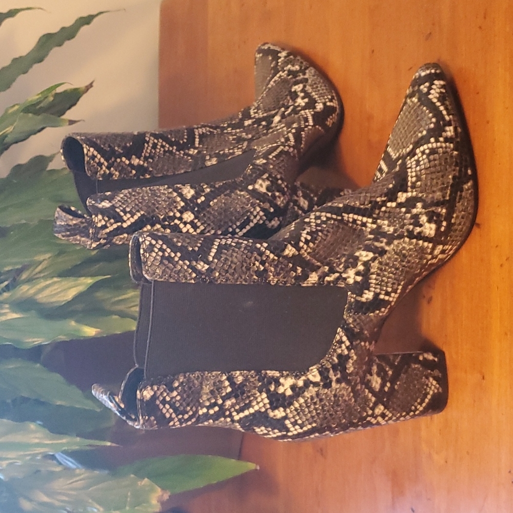 Steve Madden mid calf snakeskin print booties like new 💥💥💥 - Picture 5 of 6